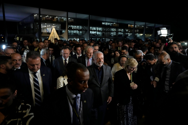 Lula da Silva, con la presidenta del Supremo, Rosa Weber, y los gobernadores, durante su inspección.
