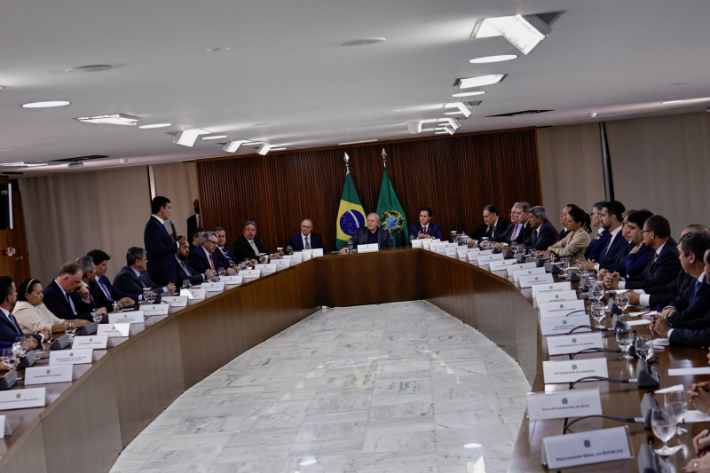 Lula, con los gobernadores, en el palacio presidencial de Planalto, que también fue atacado el domingo. 