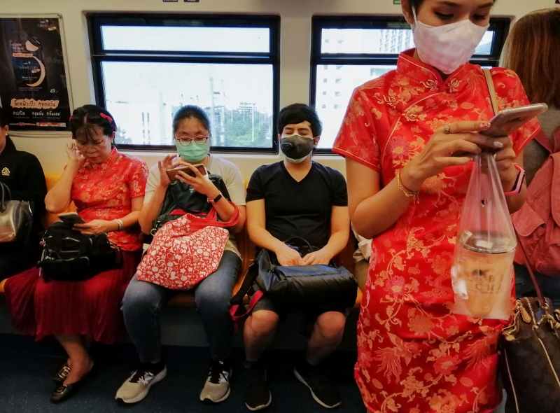 Viajeros con mascarilla en un tren de Bangkok (Tailandia), donde también se celebra el Año Nuevo lunar, el 24 de enero de 2020.