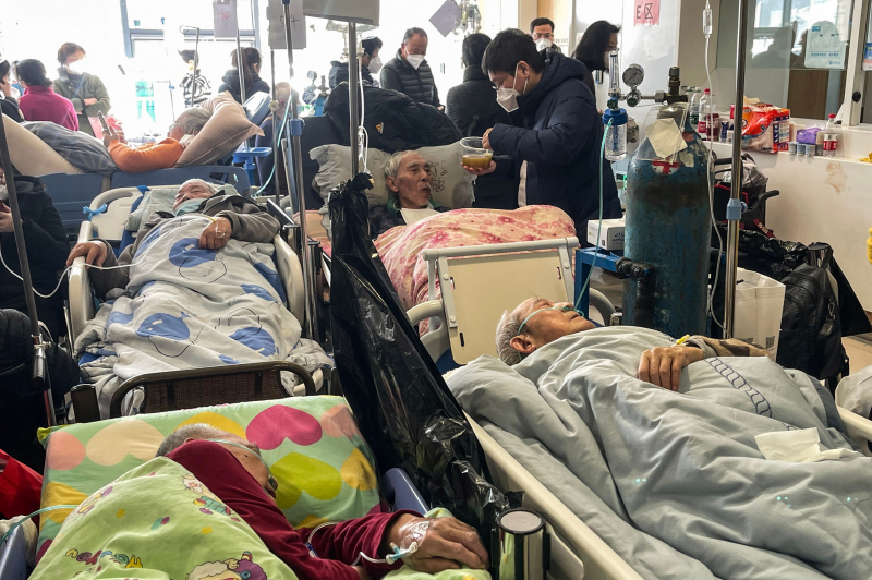 Pacientes en camillas en un hospital de Shanghai, el 3 de enero de 2023. 