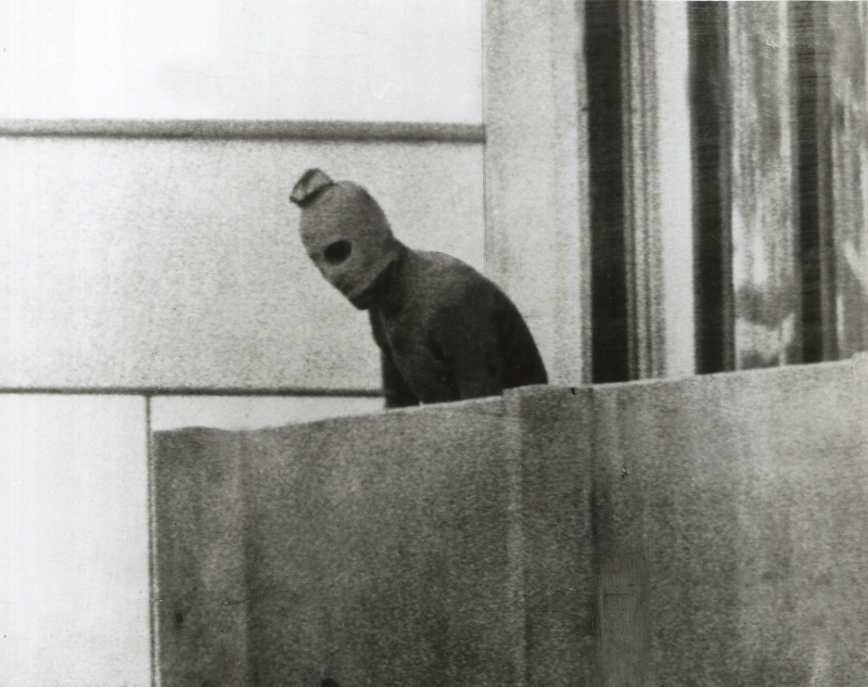 La icónica imagen de uno de los terroristas, asomado a un balcón de la villa olímpica, el 5 de septiembre de 1972.