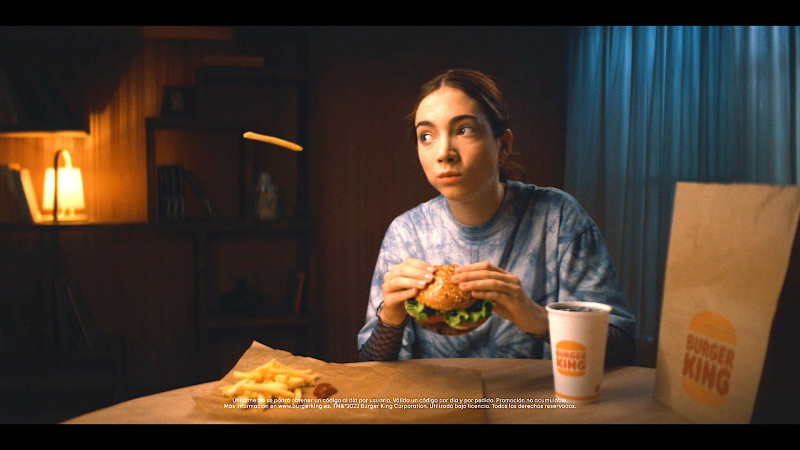Chica comiendo un Halloween Whopper.