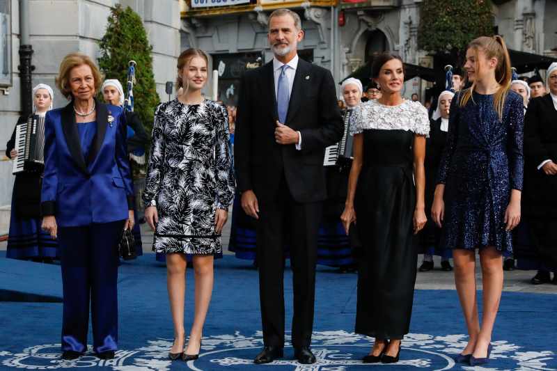 Los reyes, la princesa de Asturias, la infanta Sofía y la reina emérita a las puertas del Teatro Campoamor.