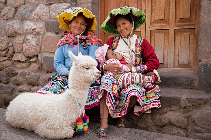 Tina Boyadjieva fotografió a una mujer llamada Maryluz, su tía, su bebé y su llama en Perú.