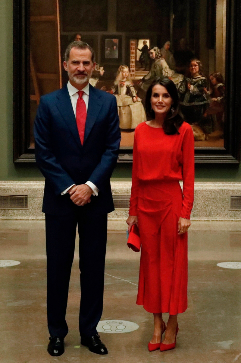 Los reyes posan junto a 'Las meninas' en el Museo del Prado.