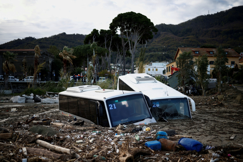 Dos autobuses enterrados en el fango en la isla de Ischia, Italia