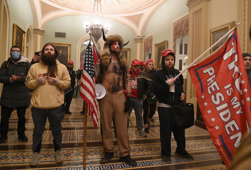 Seguidores de Donald Trump, incluido el conocido como 'Lobo de Yellowstone' (en el centro), irrumpen en el Capitolio el 6 de enero de 2021, mientras los congresistas se disponían a certificar la victoria de Joe Biden.