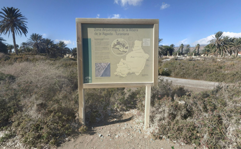 Cartel informativo a la entrada del Yacimiento arqueológico de La Ribera de la Algaida