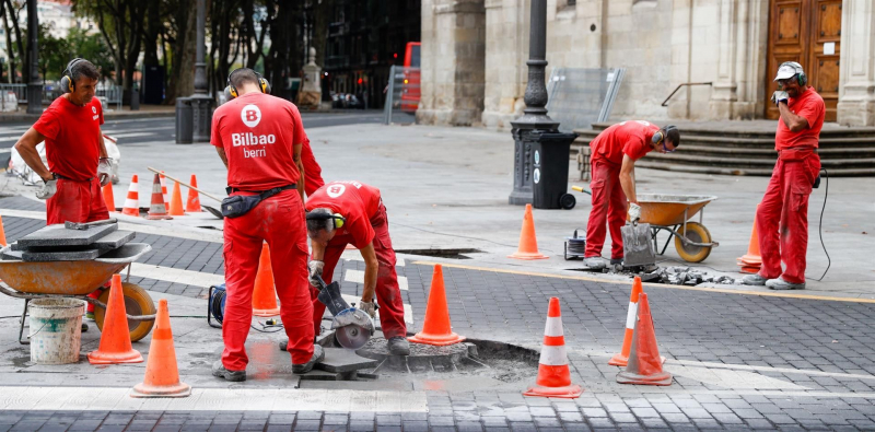 Trabajadores reparan una calzada en Bilbao, este jueves.