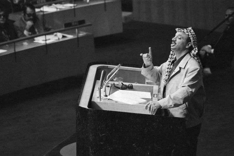 Yasser Arafat, en noviembre de 1974, compareciendo ante la Asamblea Nacional de la ONU. 