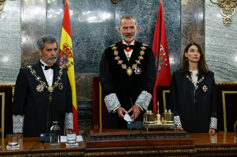 El rey Felipe VI, junto al presidente del Tribunal Supremo, Carlos Lesmes, y la ministra de Justicia, Pilar Llop.