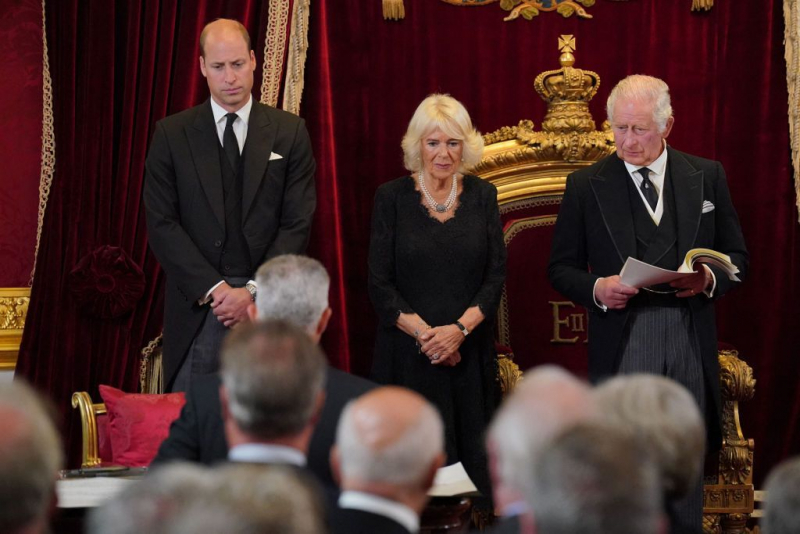 El príncipe Guillermo, la reina consorte, Camilla, y Carlos III en el momento de la proclamación en el salón del trono del palacio de Saint James.