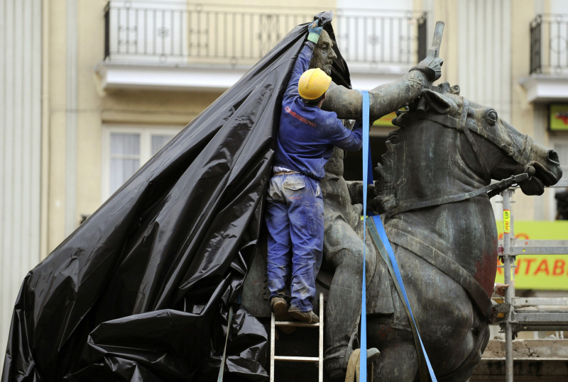 Un trabajador retira la última estatua del dictador Francisco Franco el 18 de diciembre de 2008 en Santander. La estatua fue erigida en 1964.