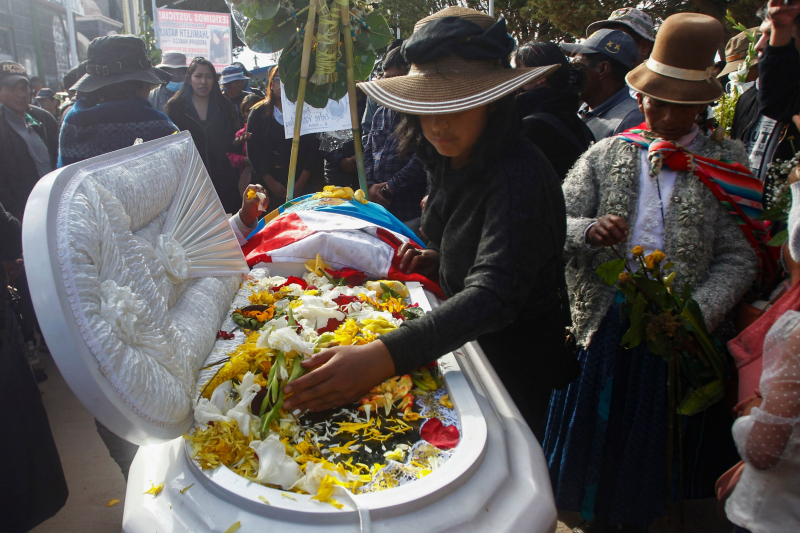 Familiares y amigos entierra a Jamilath Aroquipa, un adolescente de 17 años muerto durante las protestas en Juliaca del pasado 9 de enero.  