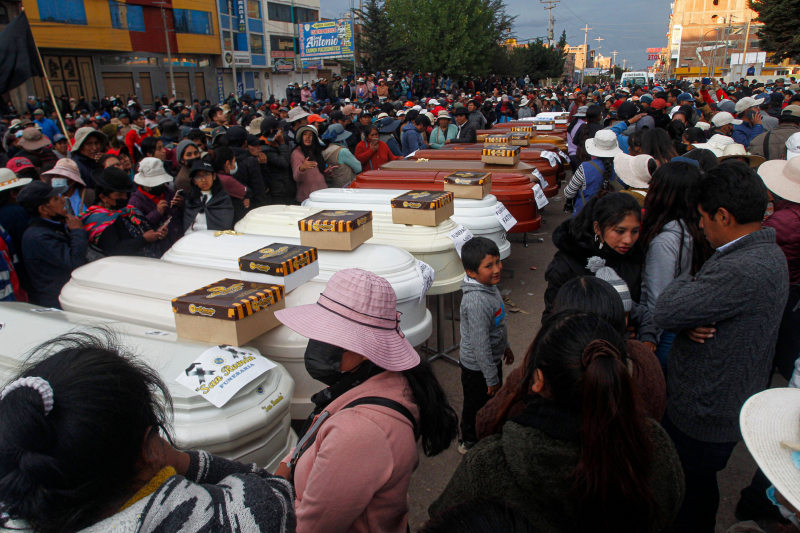 Familiares de las 18 personas asesinadas durante las protestas esperan en la morgue del hospital de Juliaca (Puno), el 10 de enero de 2023. 