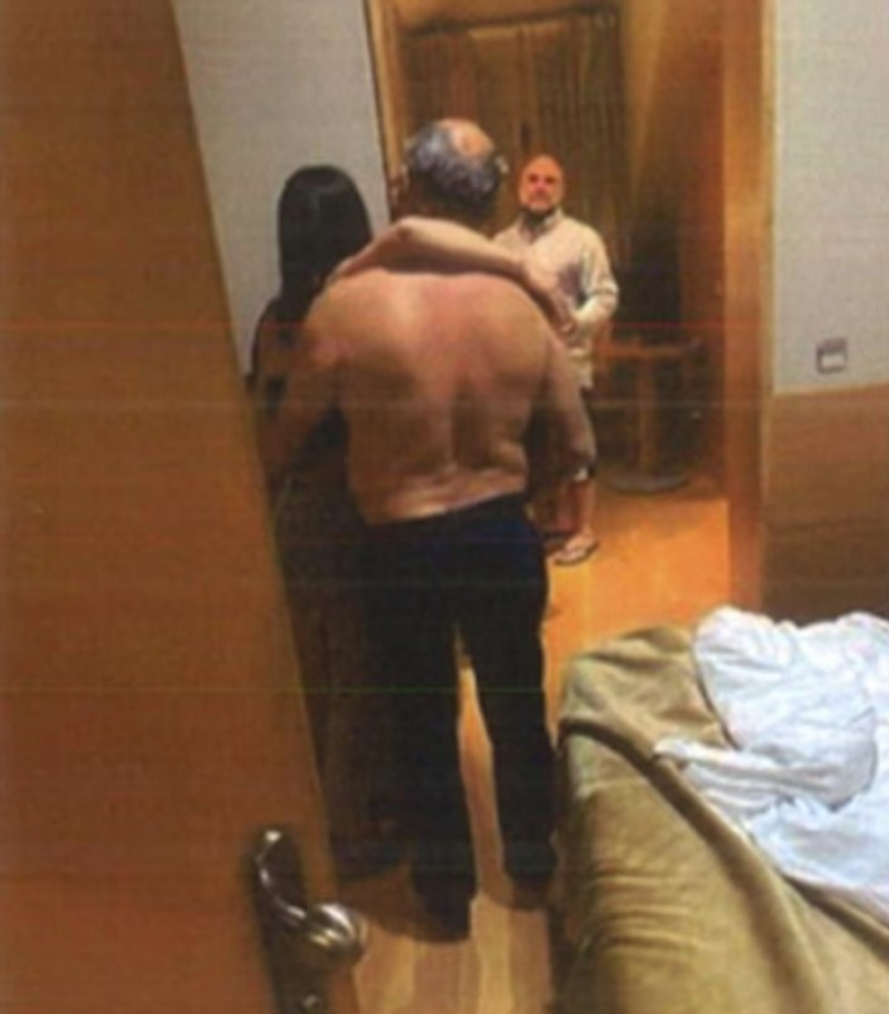 El diputado del PSOE, Juan Bernardo de espaldas, semidesnudo, con una prostituta