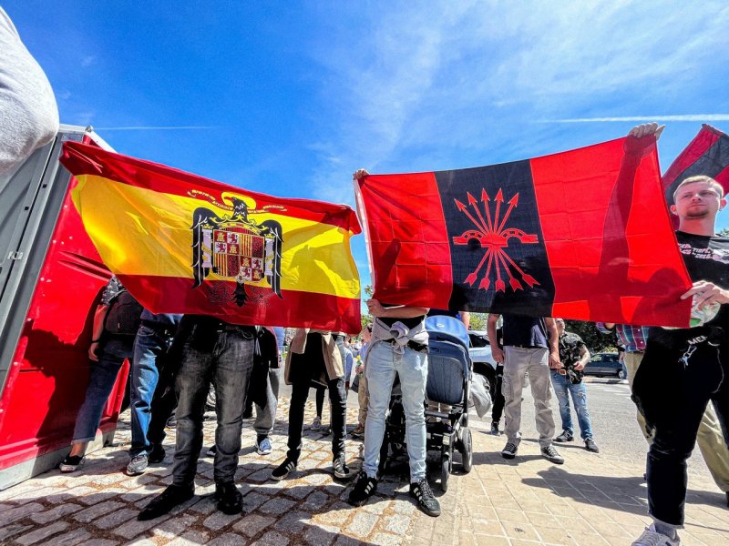 falangistas-muestran-banderas-preconstitucionales-en-el-cementerio-de-san-isidro.jpeg