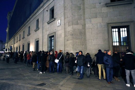 Since last Monday afternoon, people have queued at the Teatro Real