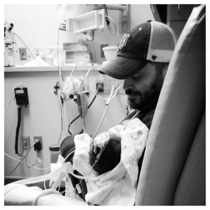 31 fotografías de padres cogiendo por primera vez a sus hijos recién