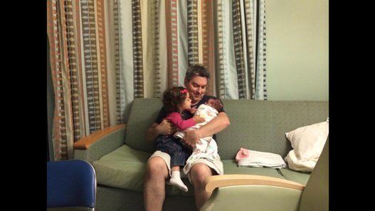 31 fotografías de padres cogiendo por primera vez a sus hijos recién