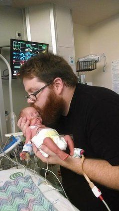 31 fotografías de padres cogiendo por primera vez a sus hijos recién
