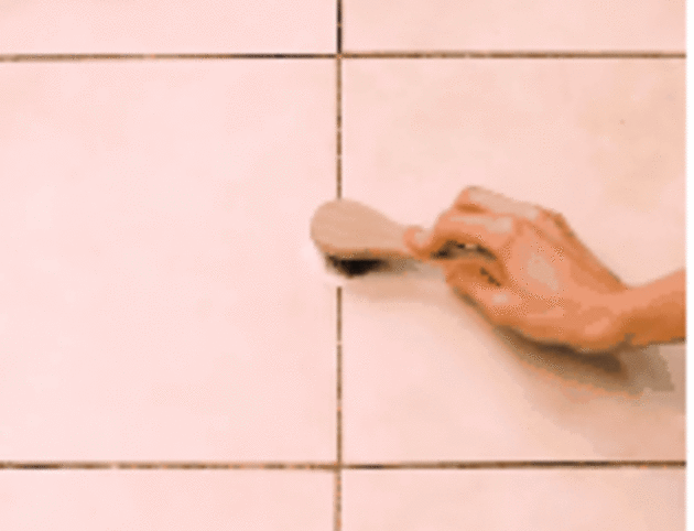 Reciclar queso Centro de producción Fácil y barato: el truco para limpiar el moho de los azulejos del baño