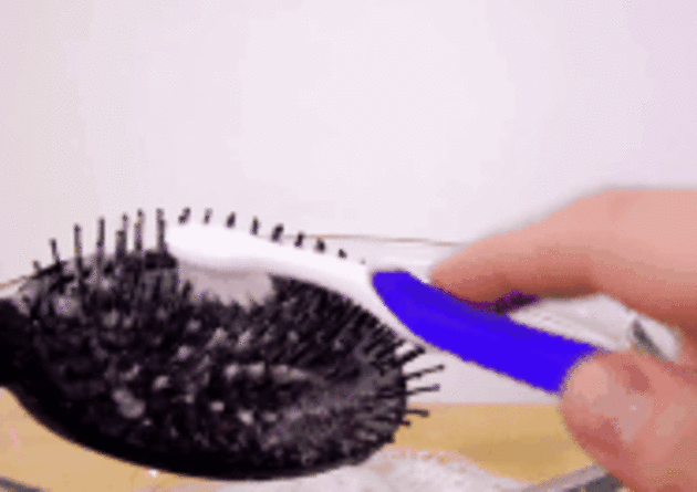 Fácil y barato el truco definitivo para limpiar el cepillo de pelo