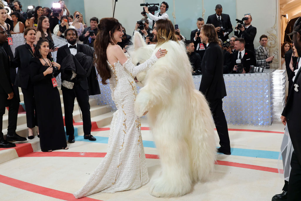 Jared Leto se pasa la Met Gala con el homenaje más animal a Karl Lagerfeld