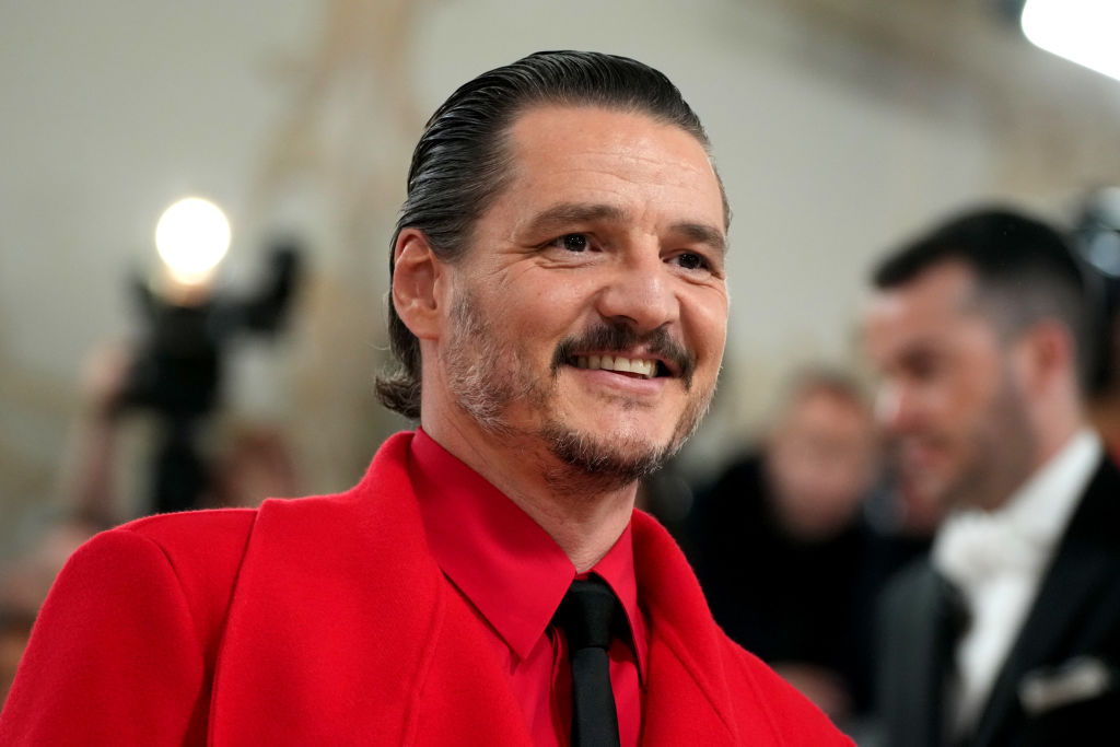 Pedro Pascal rompe (otra vez) con su aparición en la Gala Met