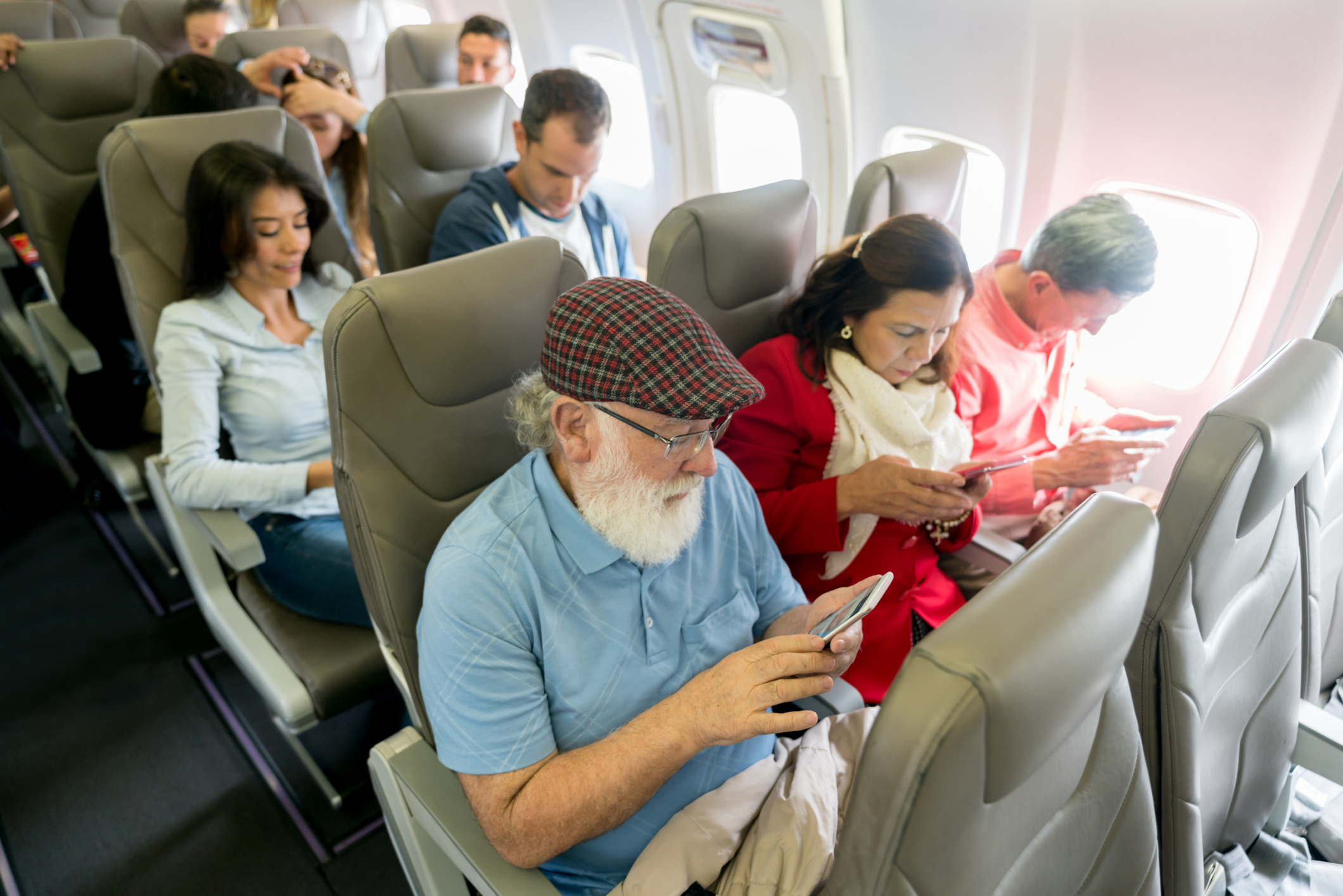 Adiós al modo avión en los vuelos: 6 aerolíneas europeas se lanzan a ...