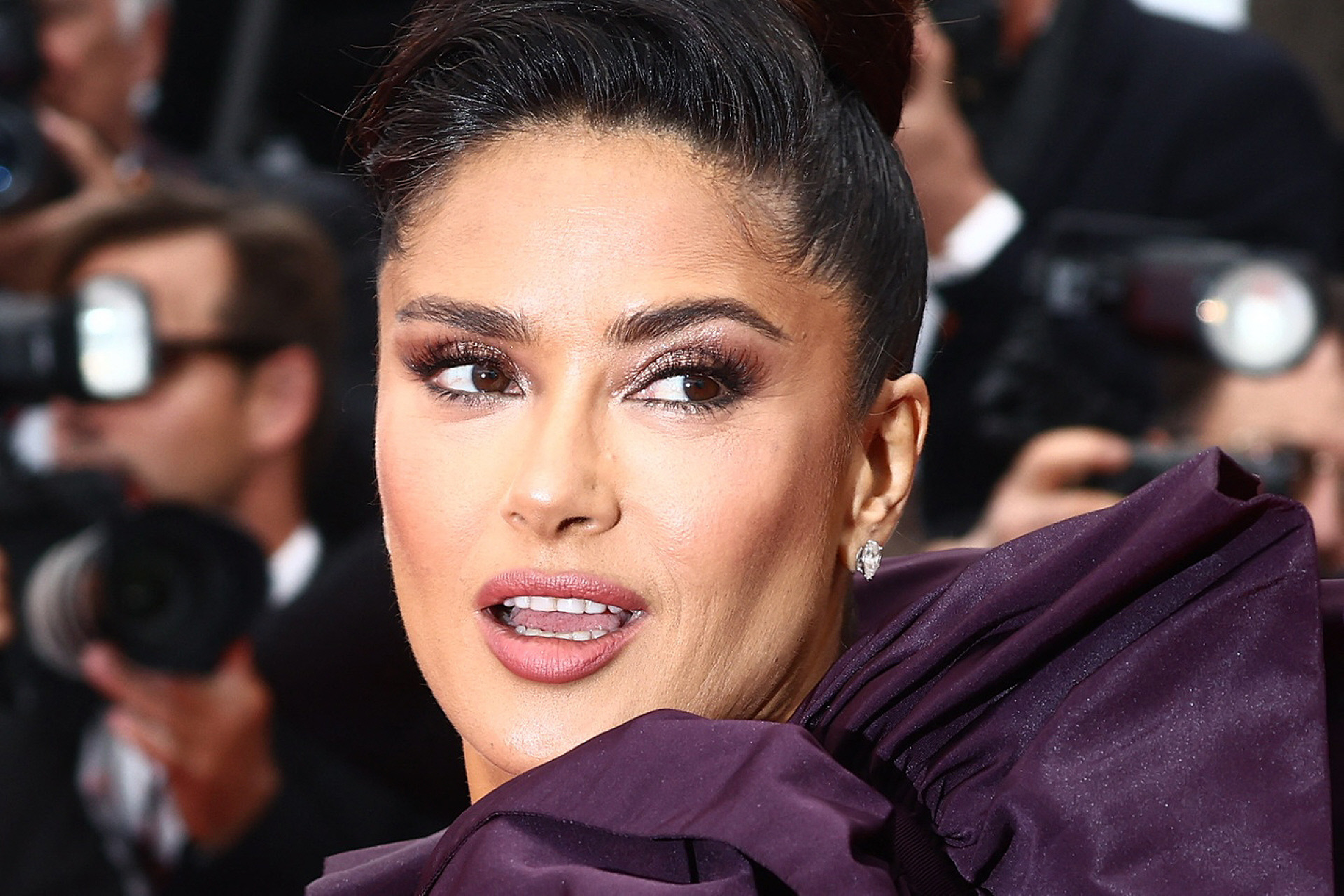 Salma Hayek Comparte Una Foto En España Pero Lo Que Comenta Todo El ...