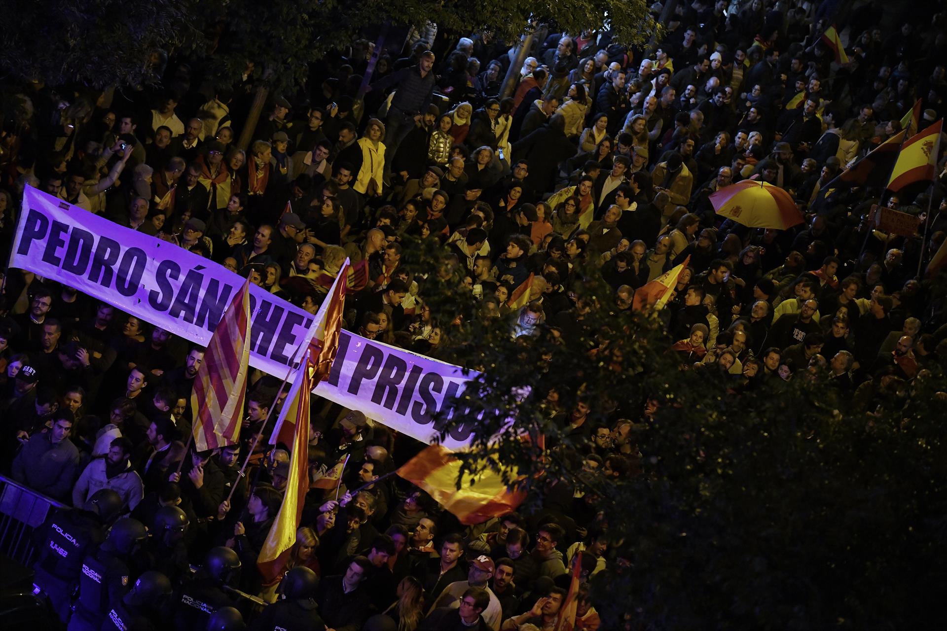 Este vídeo de la manifestación en Ferraz está dando para mucho: el ...