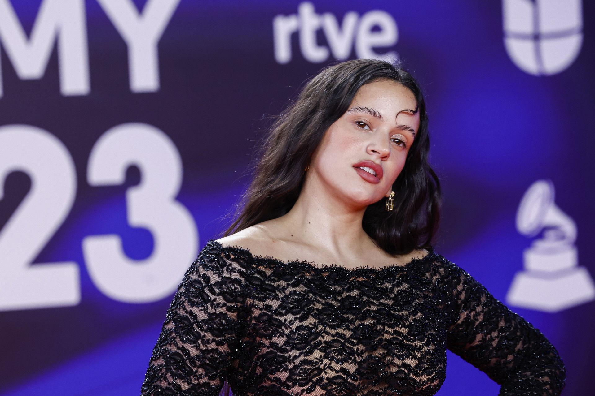 Encaje y transparencias el 'look' de Rosalía para los Latin Grammy