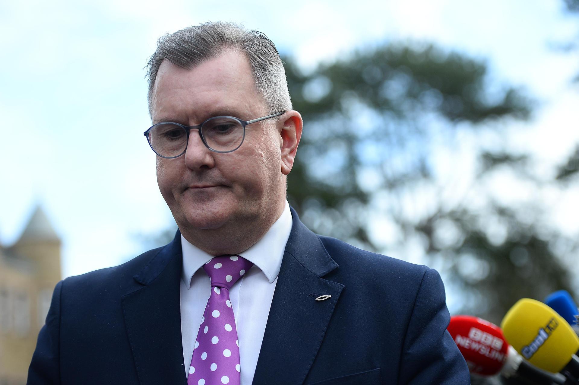 El líder unionista de Irlanda del Norte dimite tras ser acusado de