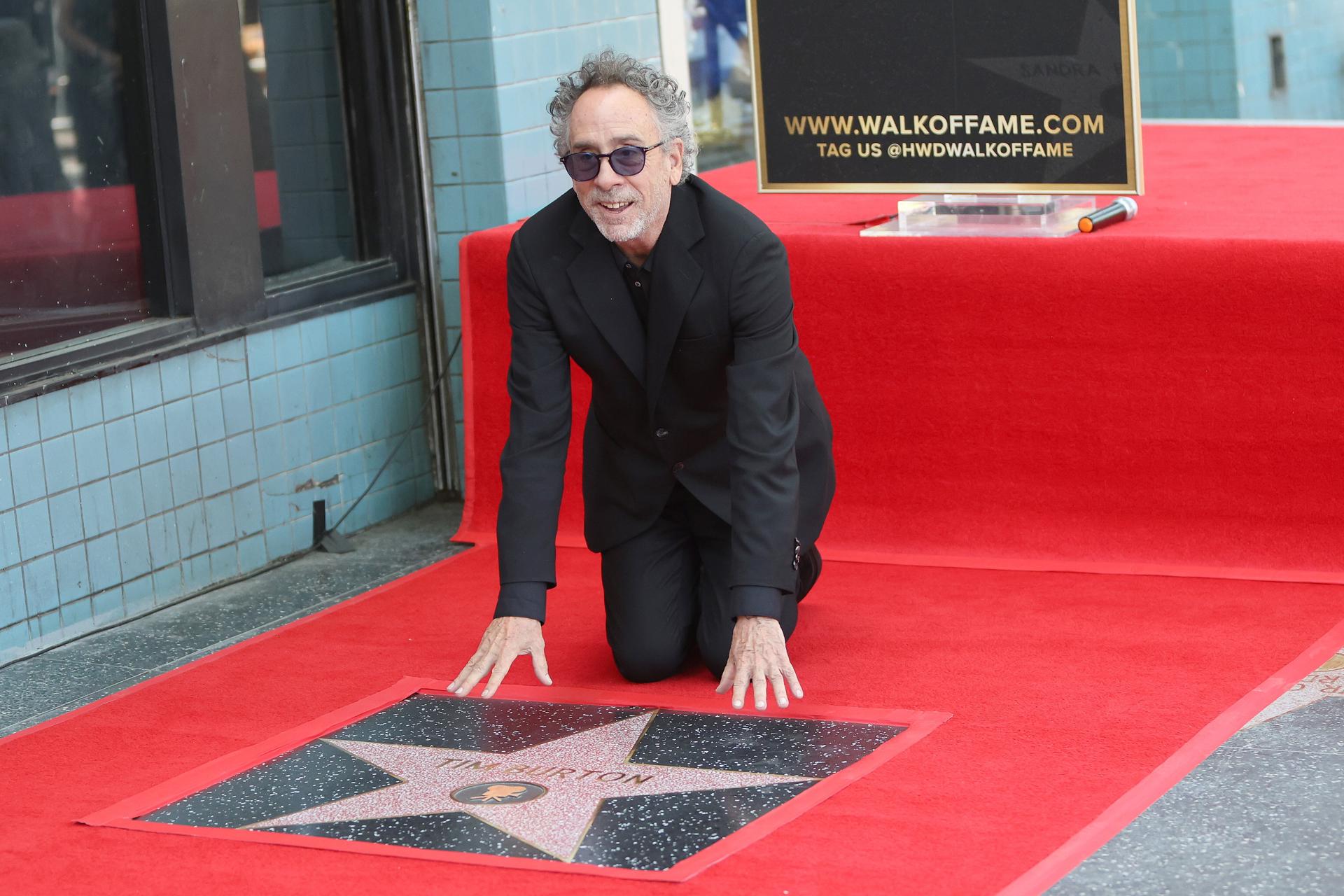 Tim Burton recibe su estrella en el Paseo de la Fama de Hollywood