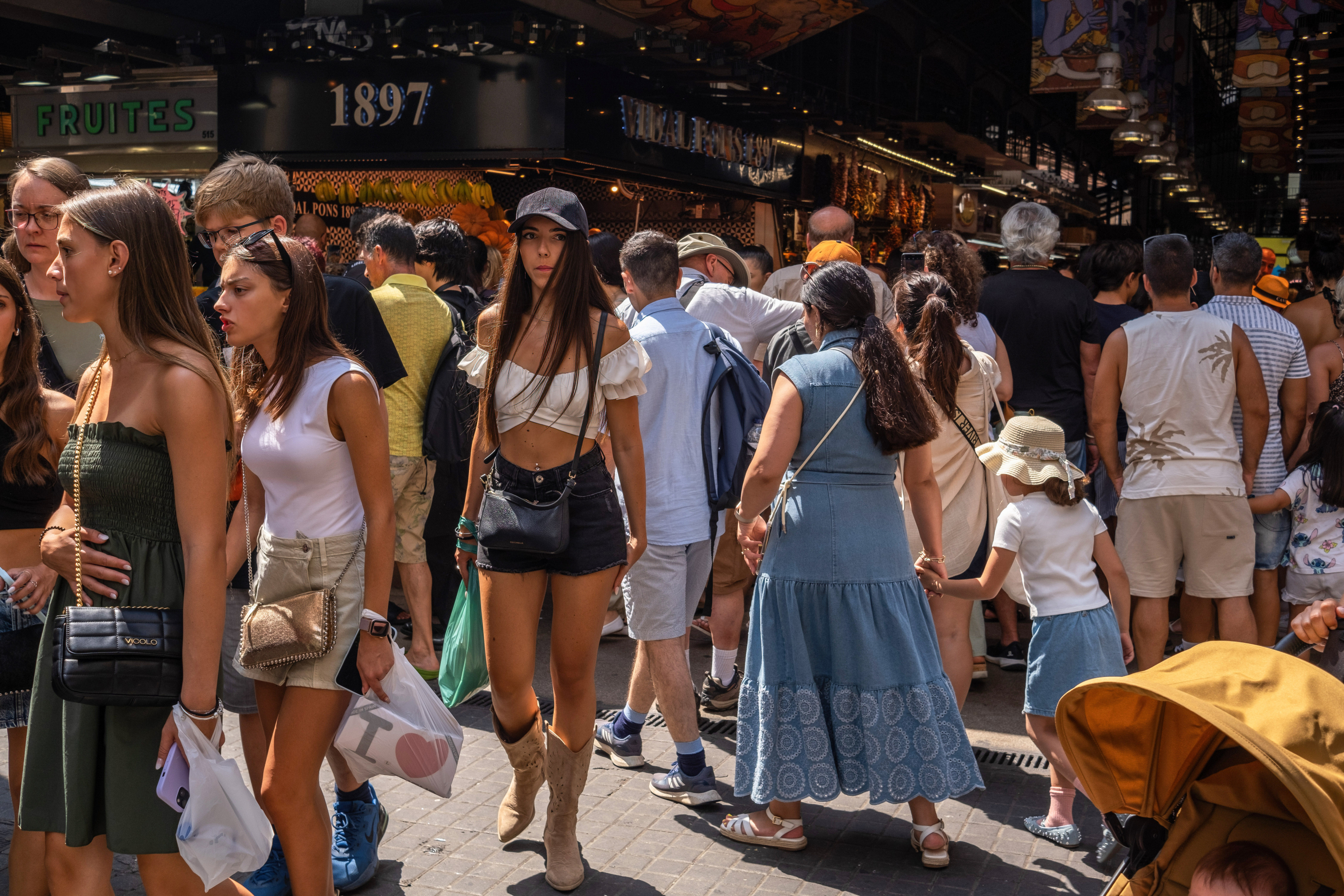 Imagen de archivo de la entrada al mercado de La Boquería, en unas abarrotadas de turistas Las Ramblas (Barcelona, Cataluña).