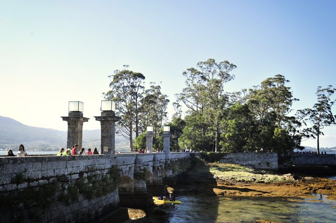 La pequeña isla gallega con pasado de piratas que fue monasterio, lazareto, prisión y hasta orfanato