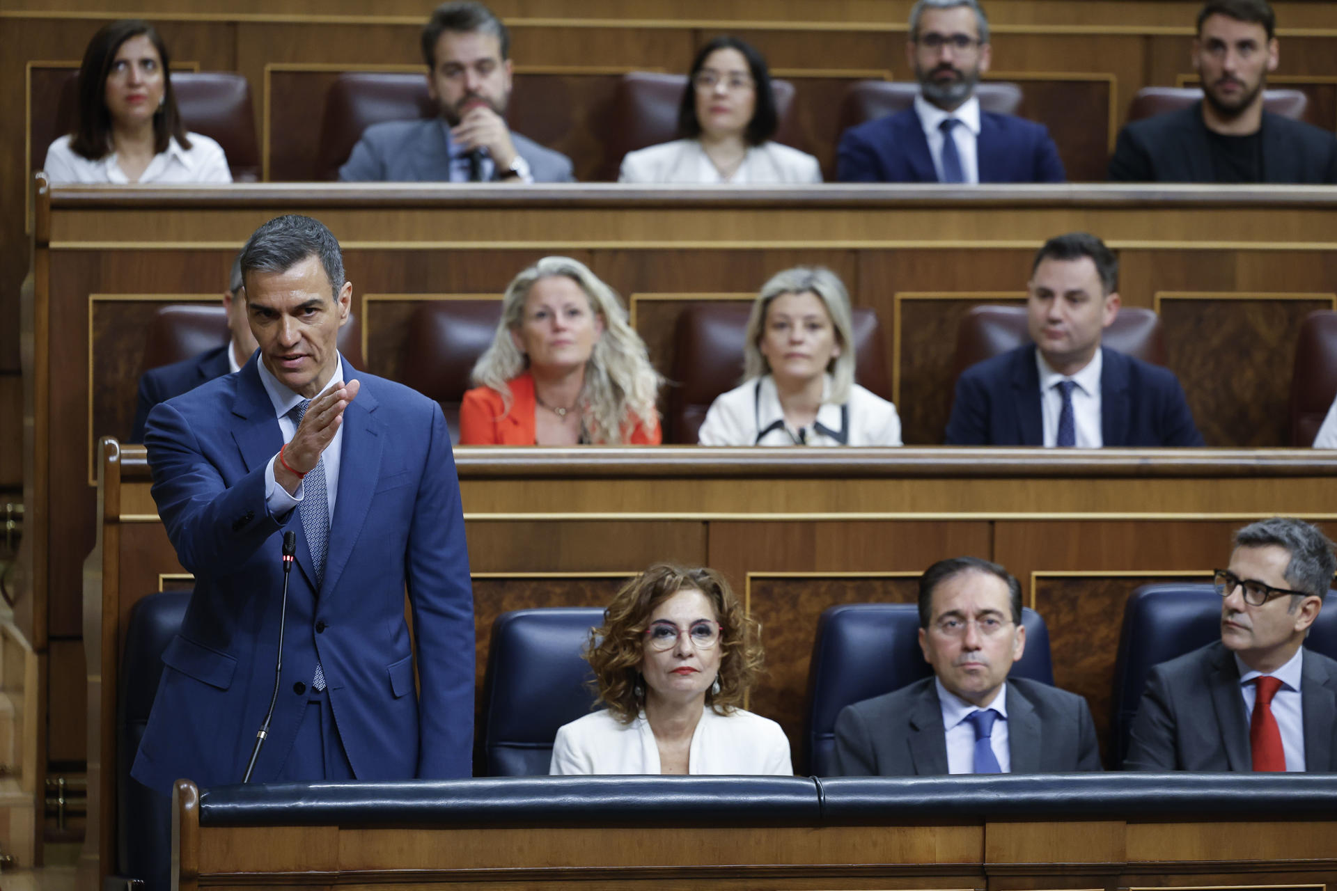 Sánchez dice ante Feijóo que el PP "es una enciclopedia de corrupción", la bancada popular grita "dimisión" y Abascal se va