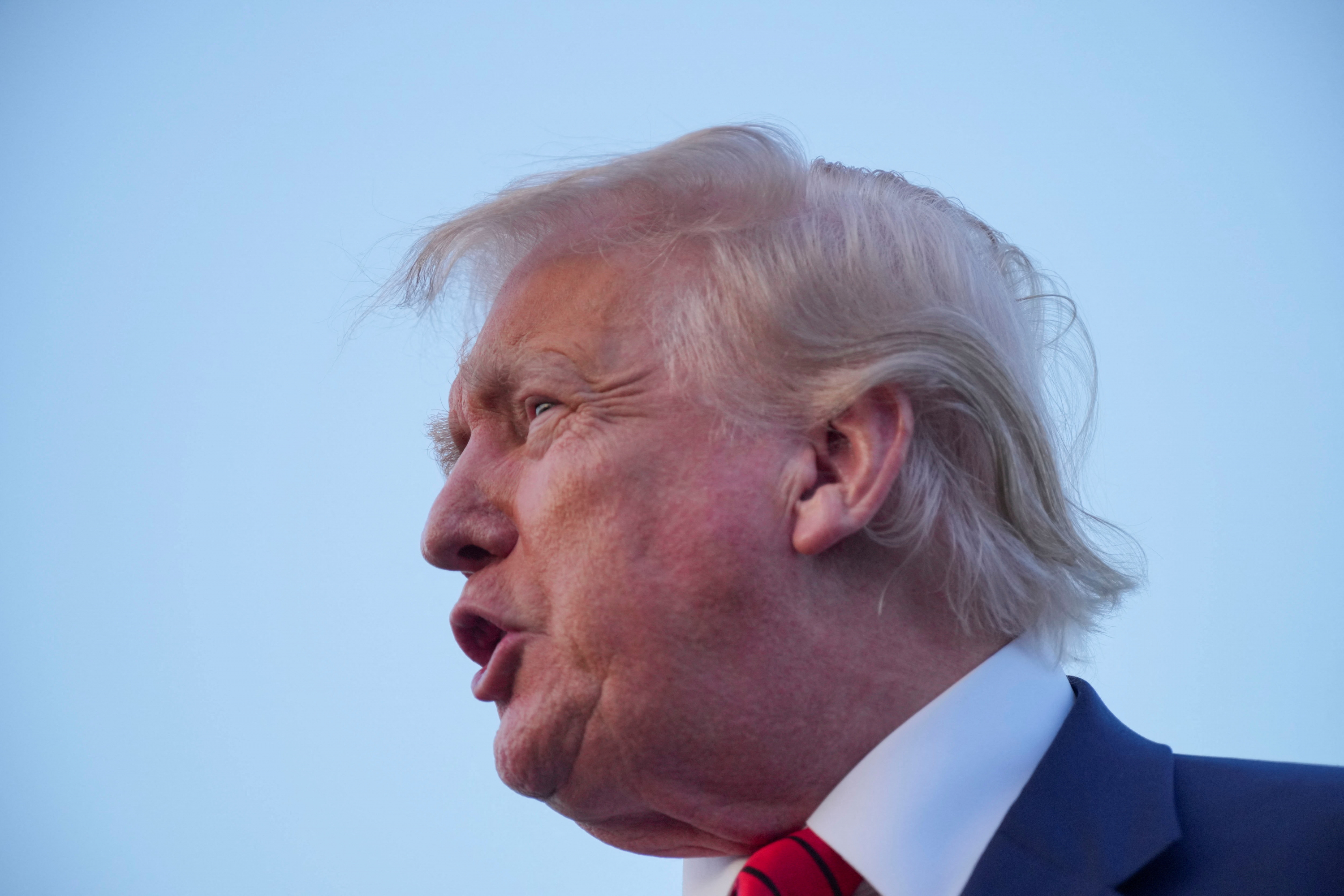 Trump admite que los trabajadores migrantes que expulsa son dif?ciles de reemplazar